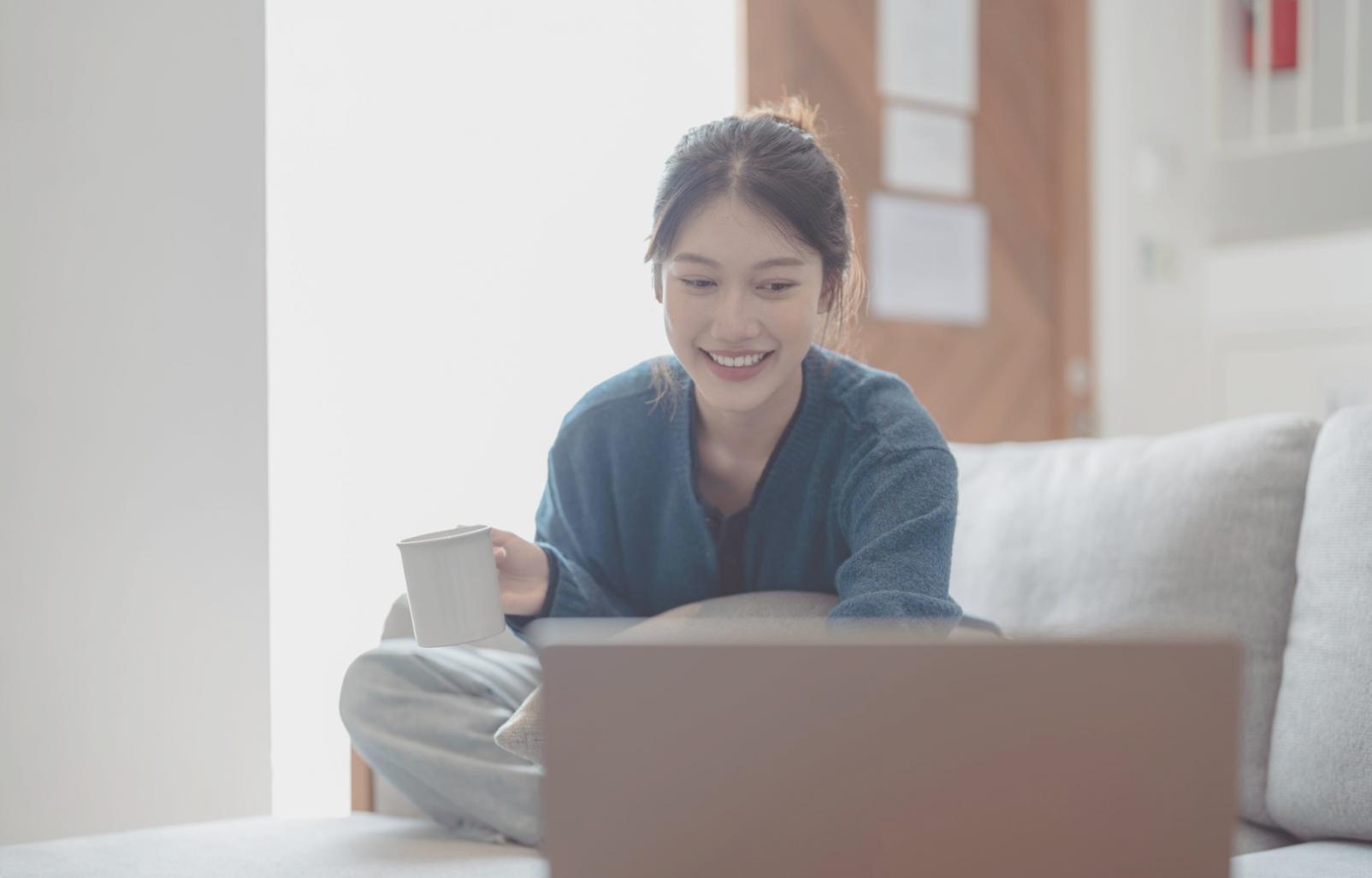 Espacio de trabajo con documentos financieros y análisis de escenarios