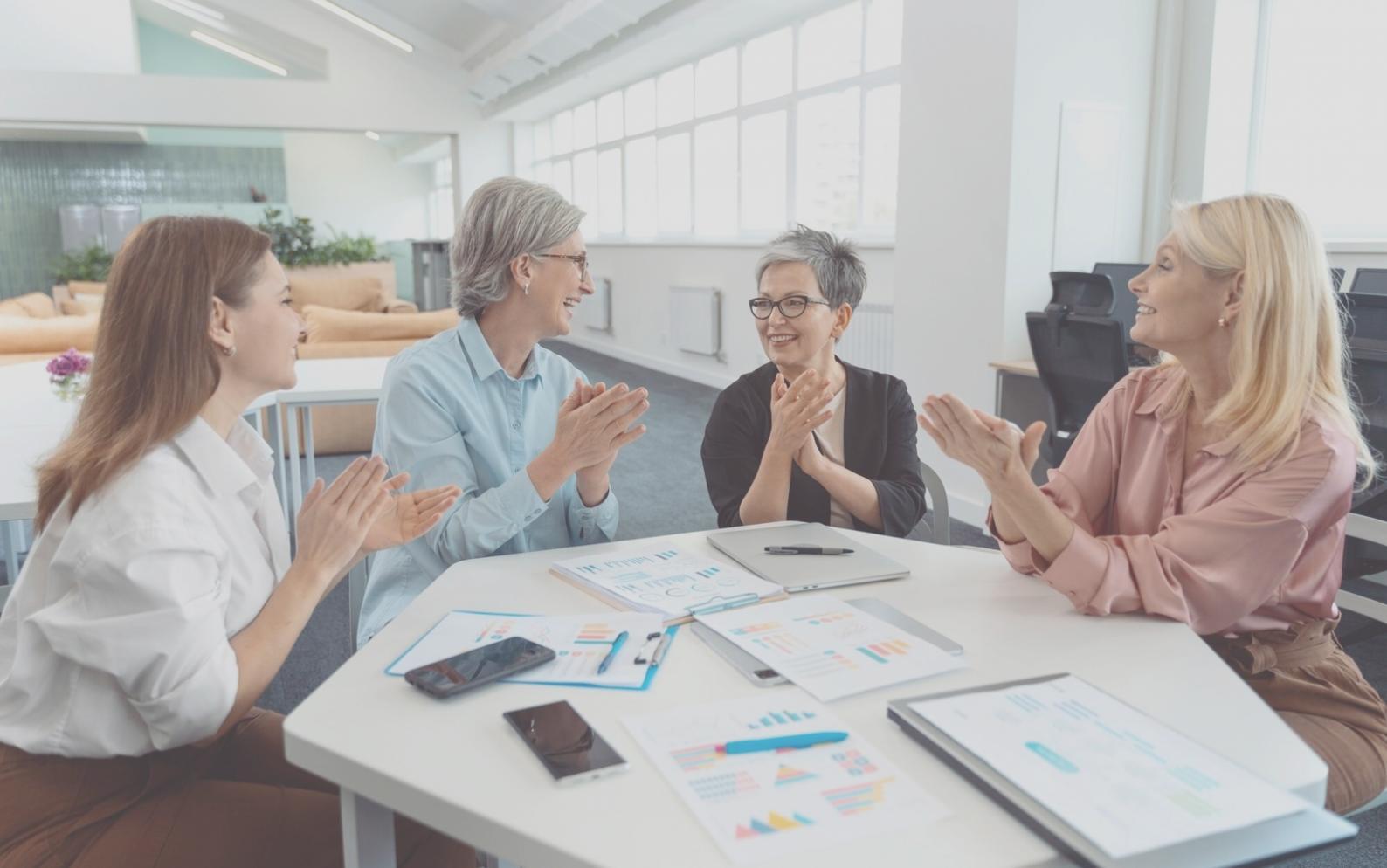 Análisis financiero profesional con datos y gráficos en pantalla