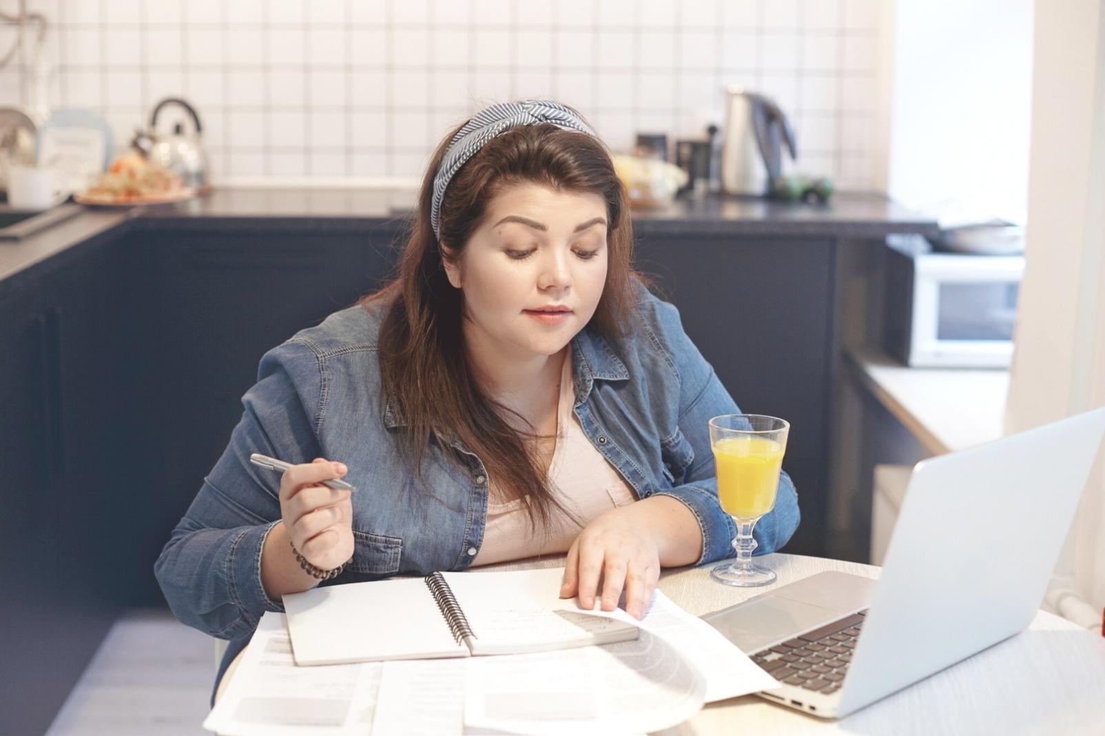 Profesional analizando modelos financieros en pantalla